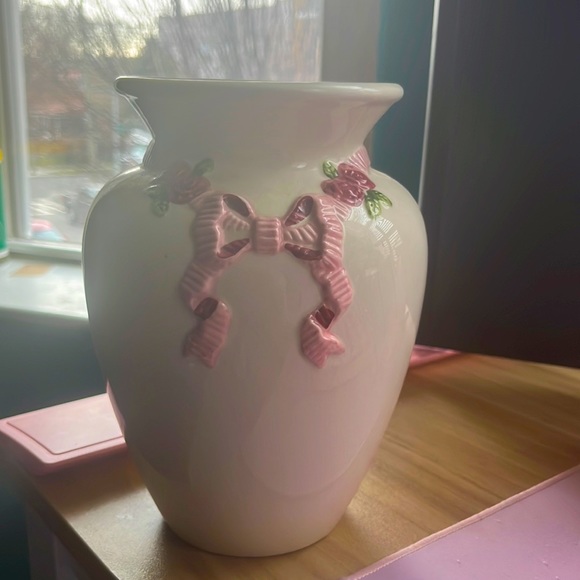Cute vase with adorable design! - Picture 1 of 4